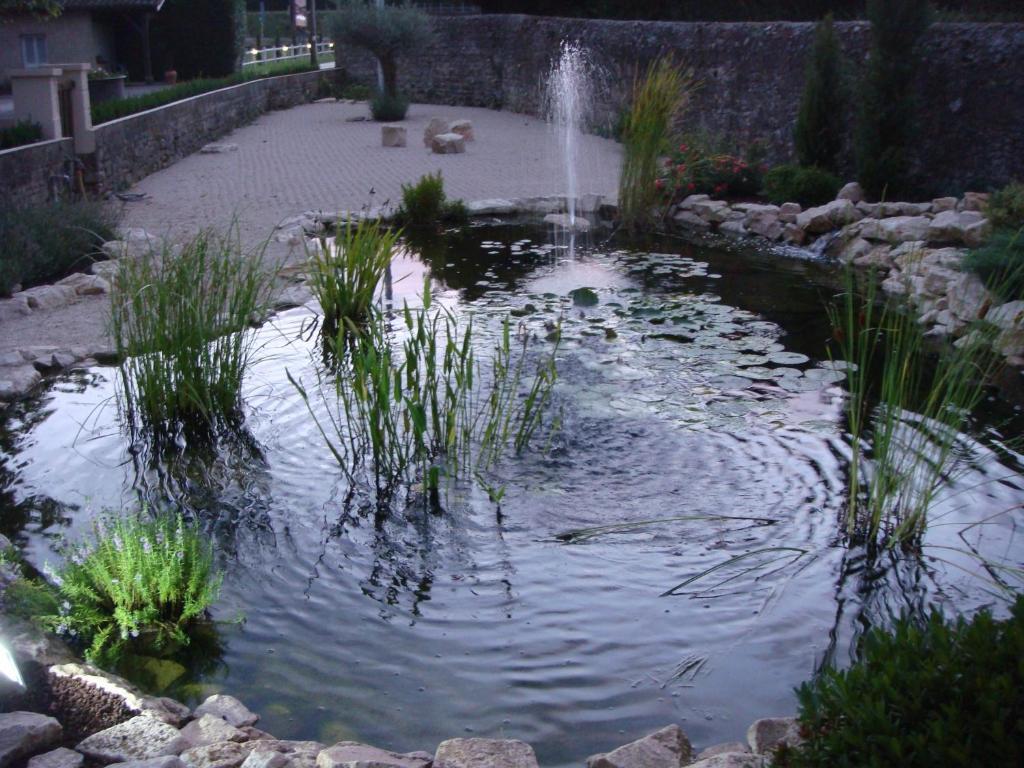 Logis Hotel Restaurant La Vieille Ferme, Macon Nord Sance Екстер'єр фото